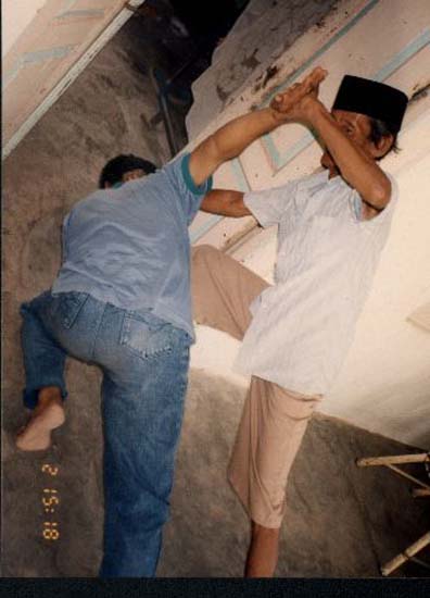 b4 dahlan showing the end  his locking technique